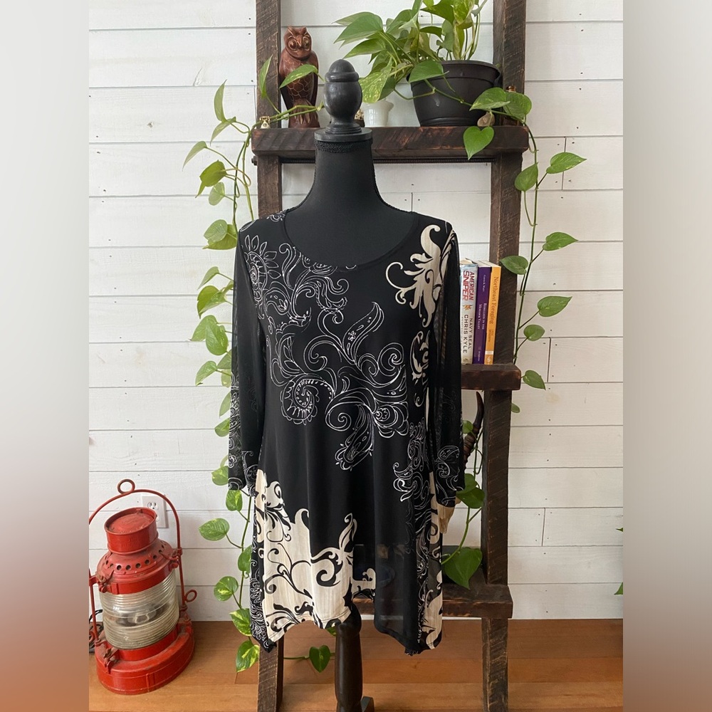 Chico’s Travelers Collection: Black and White Pattern Blouse - Picture 5 of 15